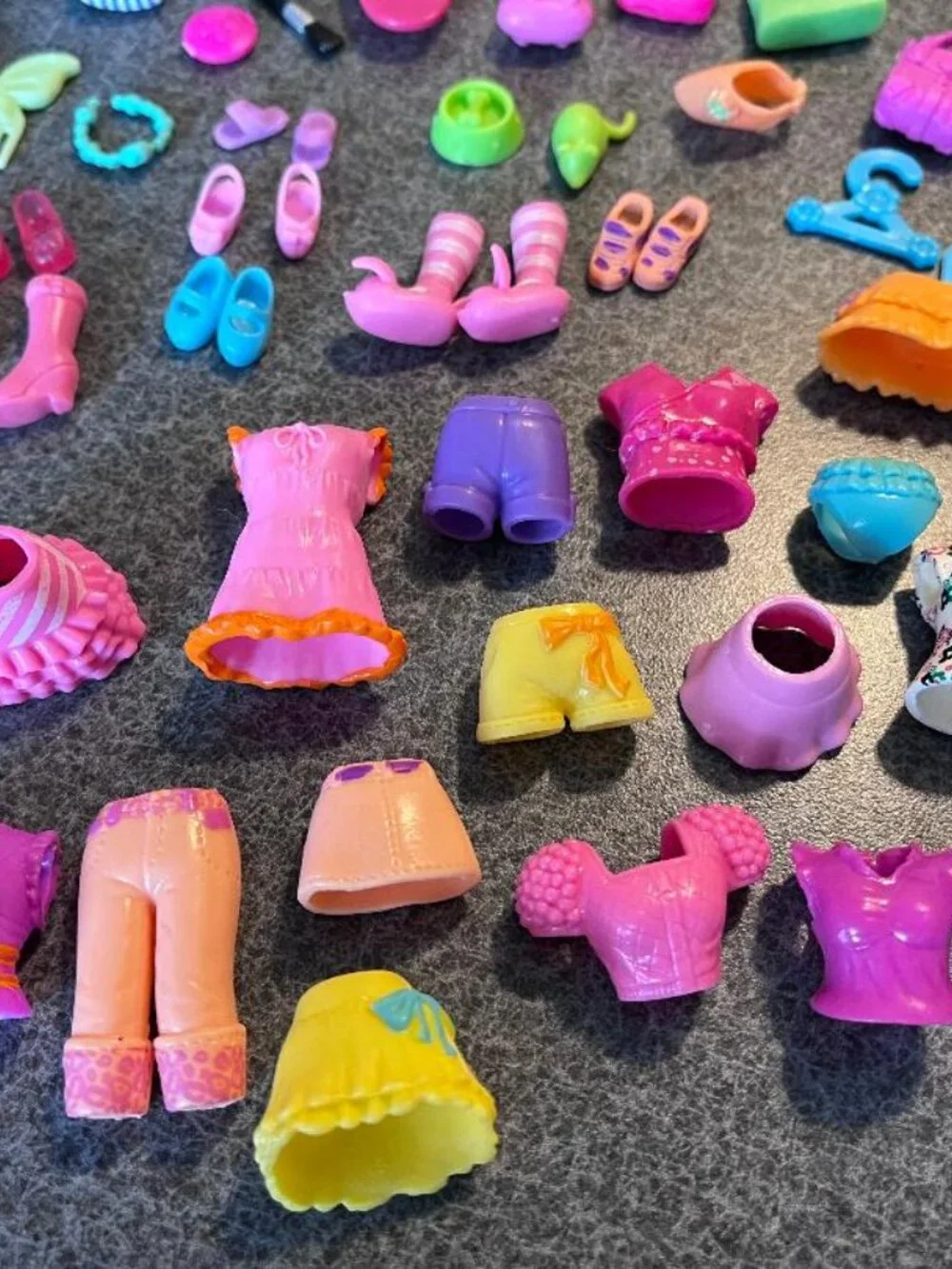 Vintage Polly Pocket Teal Convertible Car Lot with Dolls Clothes Shoes More - Picture 3 of 7